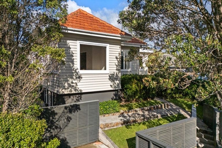 Photo of property in 7 Albemarle Road, Northland, Wellington, 6012