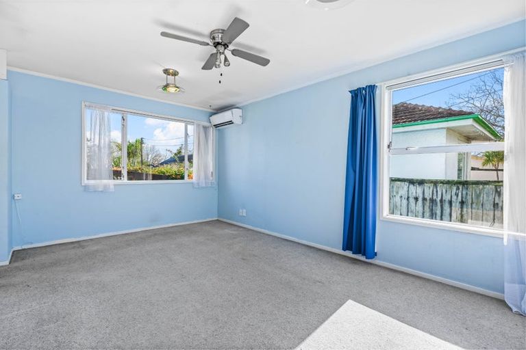 Photo of property in 1/12 Cresta Avenue, Beach Haven, Auckland, 0626
