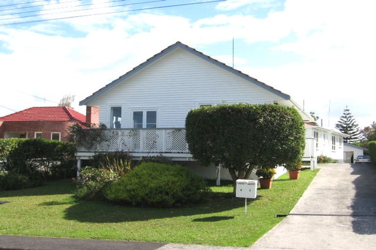 Photo of property in 5 Springbank Lane, Te Atatu Peninsula, Auckland, 0610
