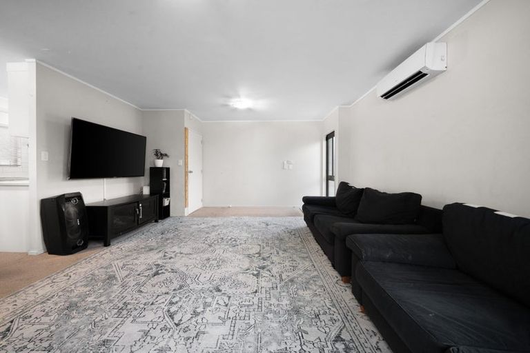 Photo of property in 2/39 Templeton Place, Clendon Park, Auckland, 2103