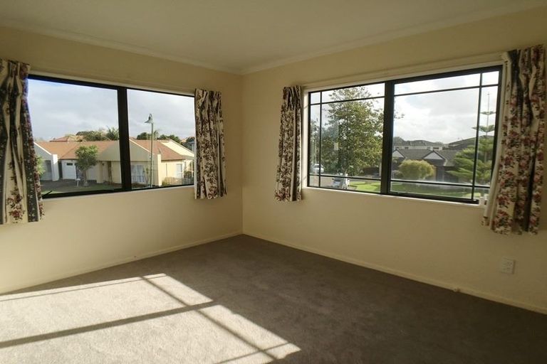 Photo of property in 32 Riverstone Road, Te Atatu Peninsula, Auckland, 0610