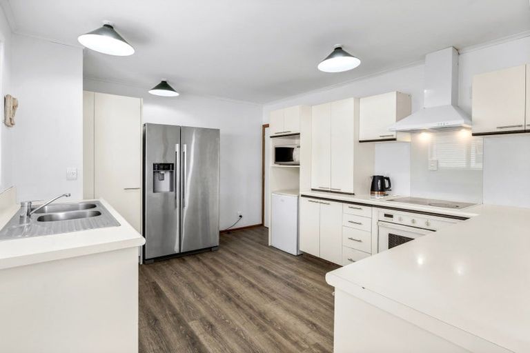 Photo of property in 2/3 Pohutukawa Avenue, Shelly Park, Auckland, 2014