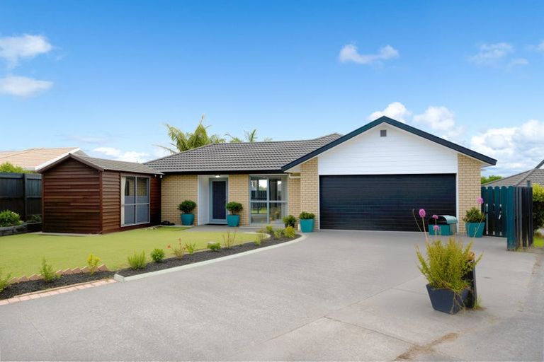 Photo of property in 28 Heversham Place, Glendene, Auckland, 0602