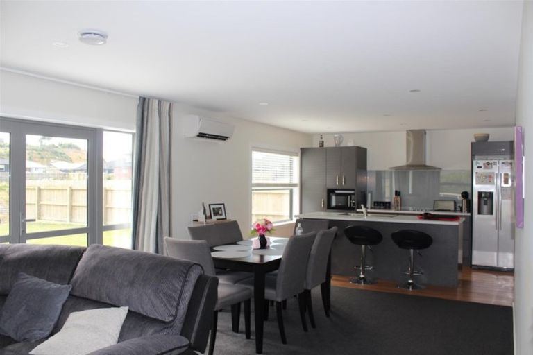 Photo of property in 2 Hull Place, Whitby, Porirua, 5024