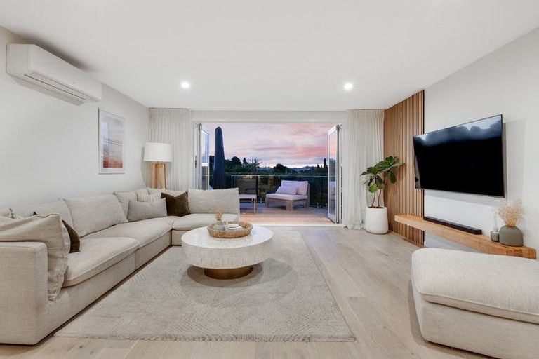 Photo of property in 10 Pohutukawa Avenue, Red Beach, 0932