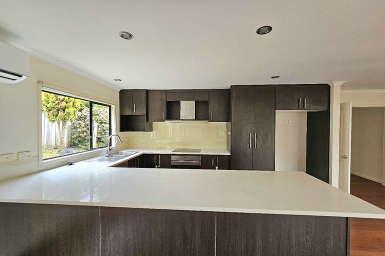 Photo of property in 33 Kinleith Way, Albany, Auckland, 0632