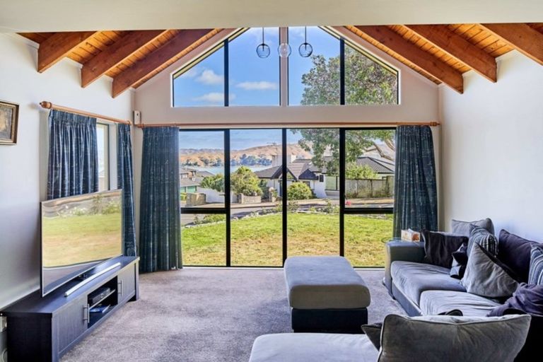 Photo of property in 22 The Crowsnest, Whitby, Porirua, 5024