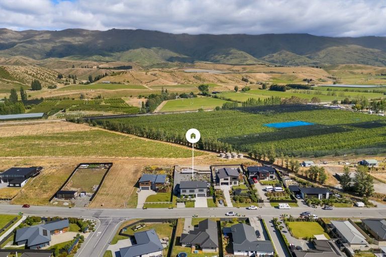 Photo of property in 71 Stratford Drive, Mount Pisa, Cromwell, 9383