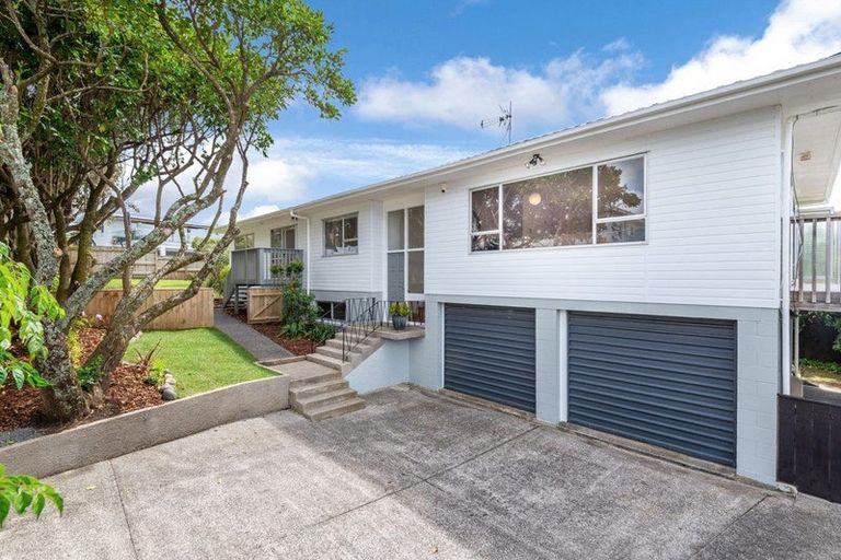 Photo of property in 14 Holdaway Avenue, Northcote, Auckland, 0627