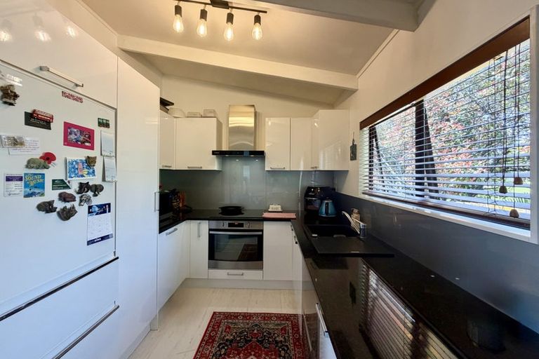Photo of property in 2/8 Sevilla Place, Unsworth Heights, Auckland, 0632