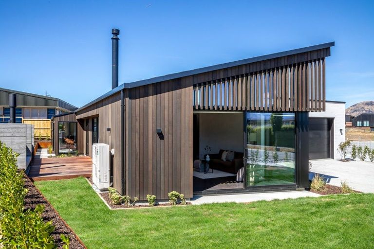 Photo of property in 14 Kirimoko Crescent, Wanaka, 9305