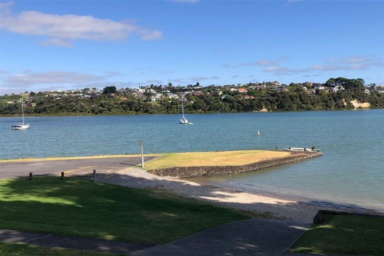 Photo of property in 16 Chapman Road, Te Atatu Peninsula, Auckland, 0610