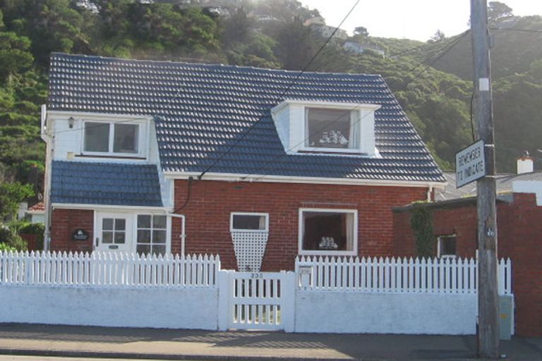 Photo of property in 232 Queens Drive, Lyall Bay, Wellington, 6022