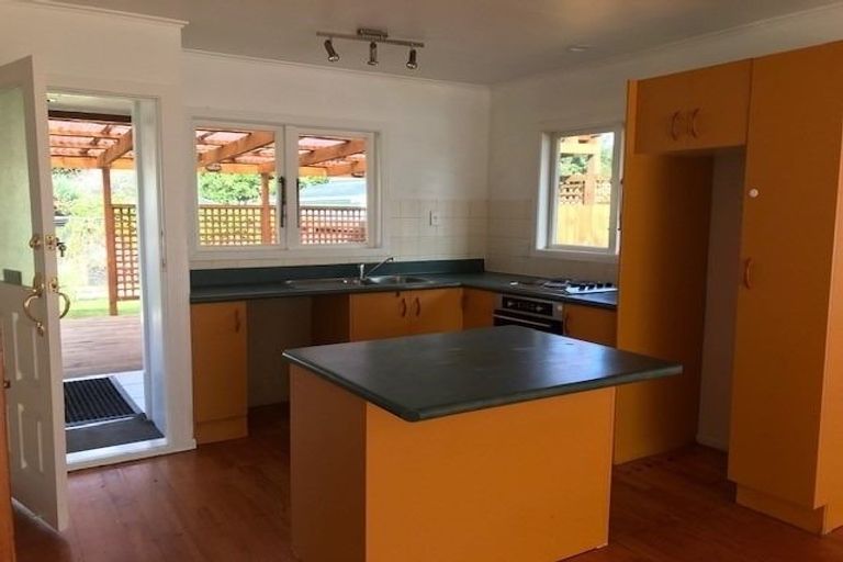 Photo of property in 12 Durham Street, Te Atatu Peninsula, Auckland, 0610