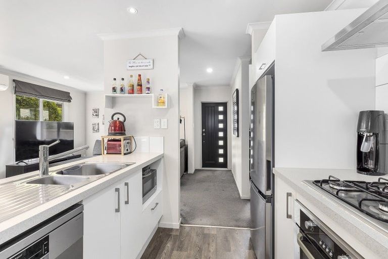 Photo of property in 16u7 Black Rock Road, Newlands, Wellington, 6037