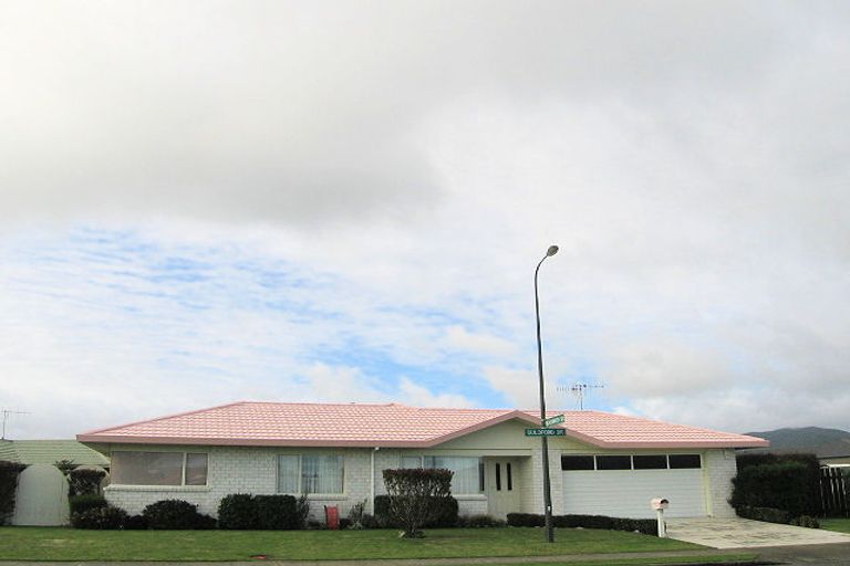 Photo of property in 143 Guildford Drive, Paraparaumu Beach, Paraparaumu, 5032