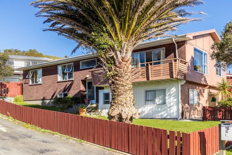 Photo of property in 37 Edgecombe Street, Newlands, Wellington, 6037