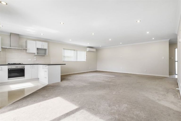 Photo of property in 6 Kirikiri Drive, Papakura, 2110