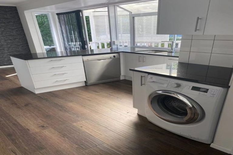 Photo of property in 27 Clinton Avenue, Te Atatu Peninsula, Auckland, 0610