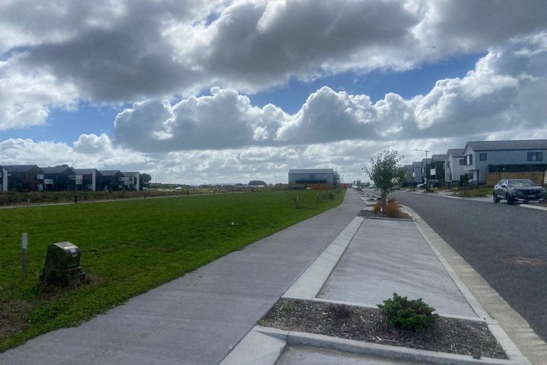 Photo of property in 2 Kuaha Road, Massey, Auckland, 0614