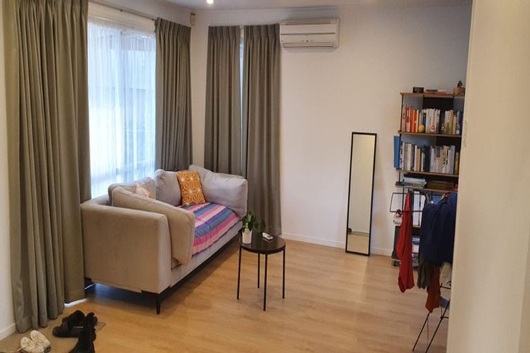 Photo of property in 16 Kemp Road, Massey, Auckland, 0614