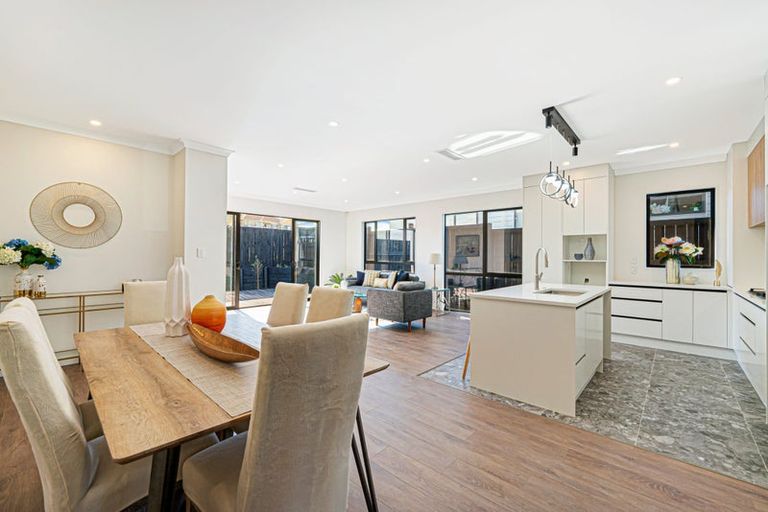 Photo of property in 6 Pineview Drive, Rosehill, 2113