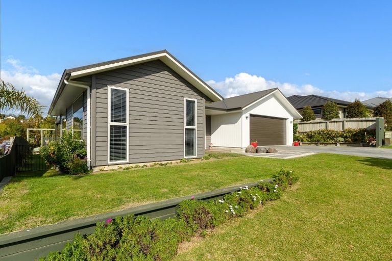Photo of property in 32 Fairfax Crescent, Pyes Pa, Tauranga, 3112