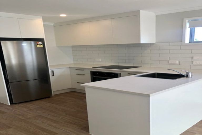 Photo of property in 1c Pavola Grove, Glenfield, Auckland, 0629