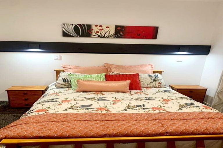 Photo of property in 37 Newington Road, Henderson, Auckland, 0612