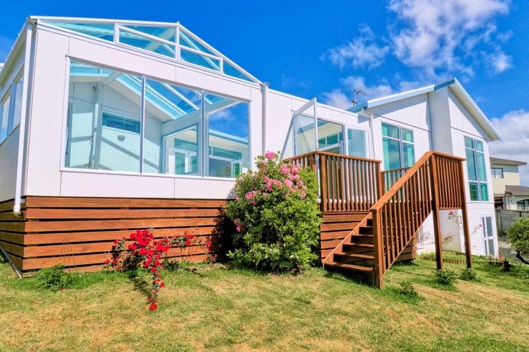 Photo of property in 39 Lanyon Place, Whitby, Porirua, 5024