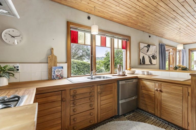 Photo of property in 1 Valley Street, Island Bay, Wellington, 6023