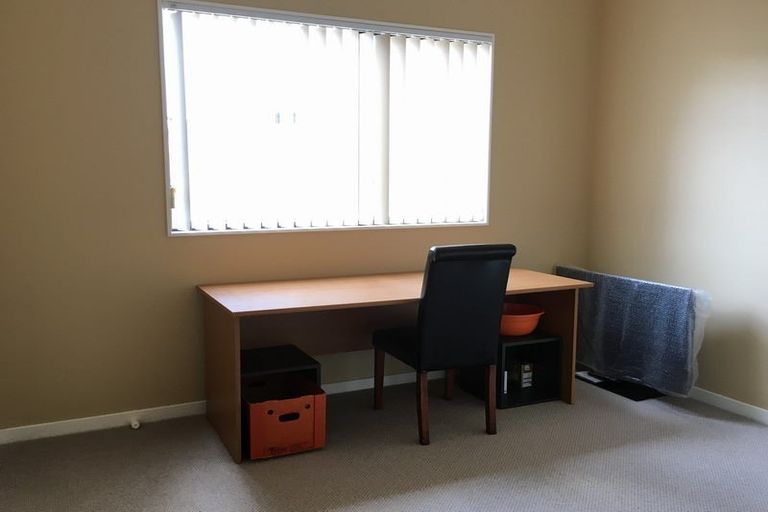 Photo of property in 6 Parkvale Grove, Te Atatu Peninsula, Auckland, 0610