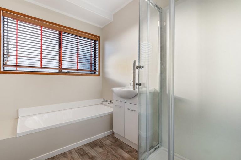 Photo of property in 40 West Harbour Drive, West Harbour, Auckland, 0618