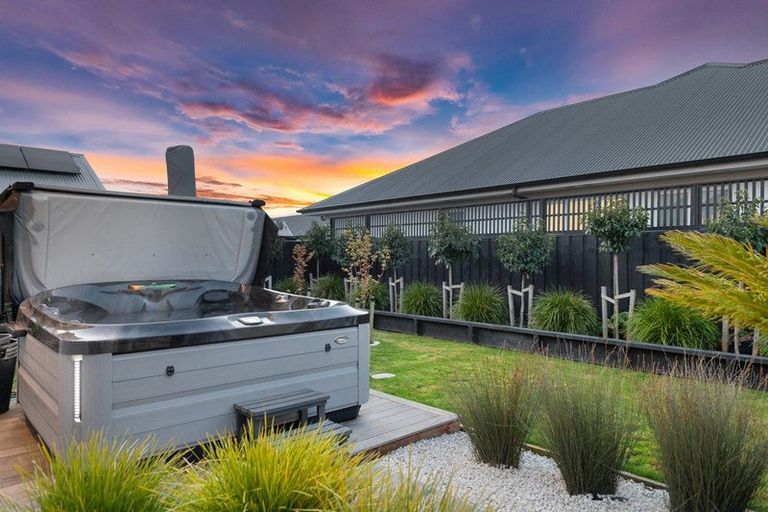 Photo of property in 8 Mccahon Drive, Rangiora, 7400