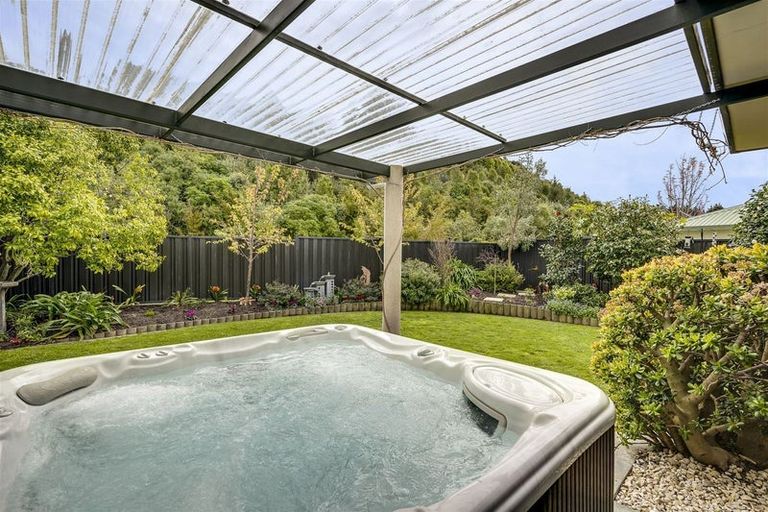 Photo of property in 37 Pukekura Place, Taradale, Napier, 4112