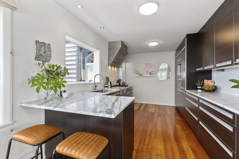 Photo of property in 22 Tai Paku Paku Road, Karaka Bays, Wellington, 6022