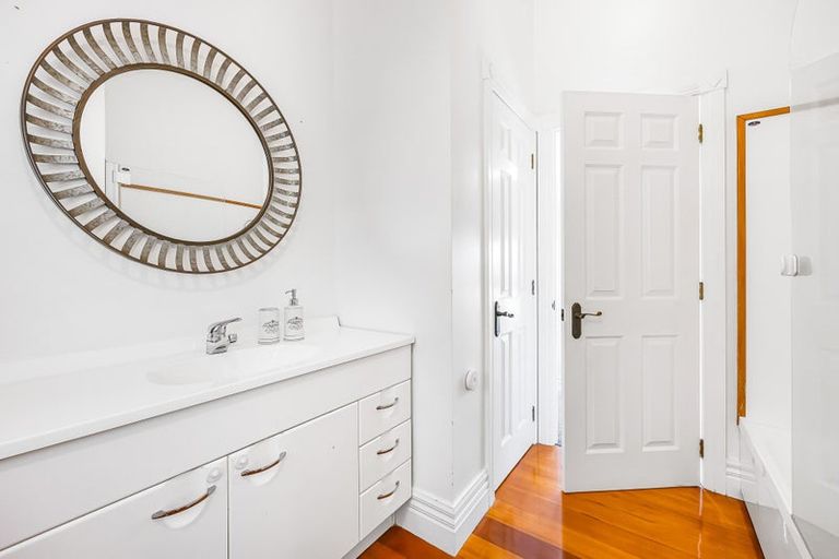 Photo of property in 4/14-26 Beach Road, Northcote Point, Auckland, 0627