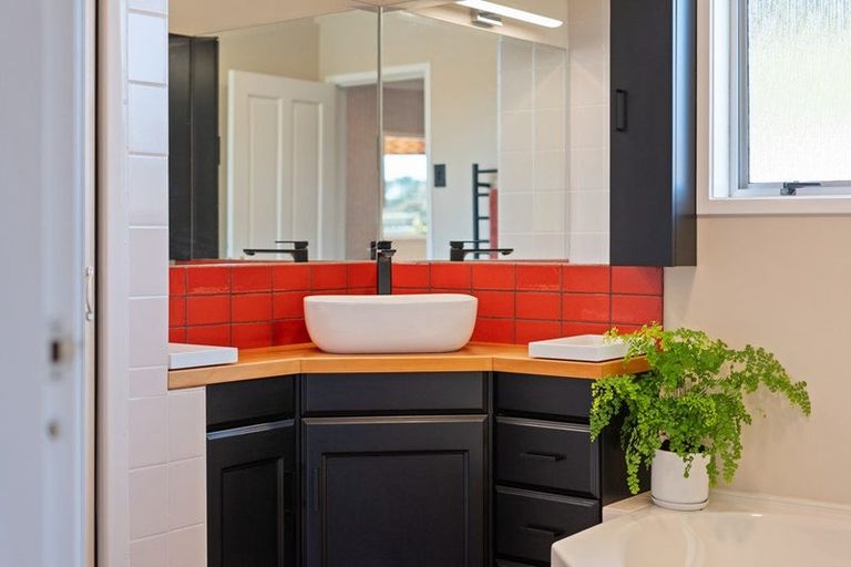 Photo of property in 1 Dunrobin Grove, Silverstream, Upper Hutt, 5019