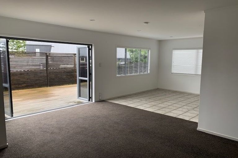 Photo of property in 2/90 Pupuke Road, Hillcrest, Auckland, 0627