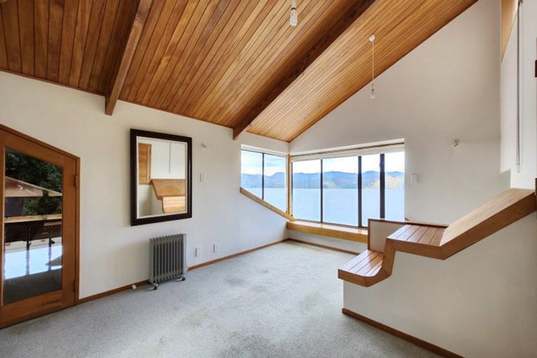 Photo of property in 1 Maramanui Way, Karaka Bays, Wellington, 6022