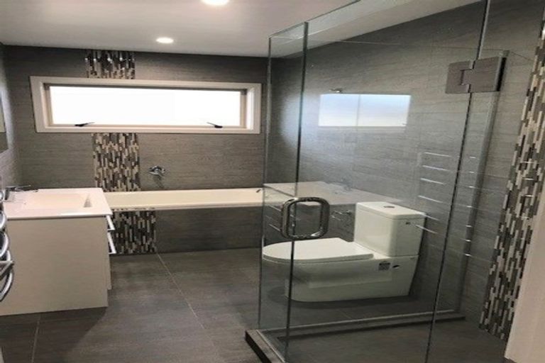 Photo of property in 37 Riverglade Parkway, Te Atatu South, Auckland, 0610