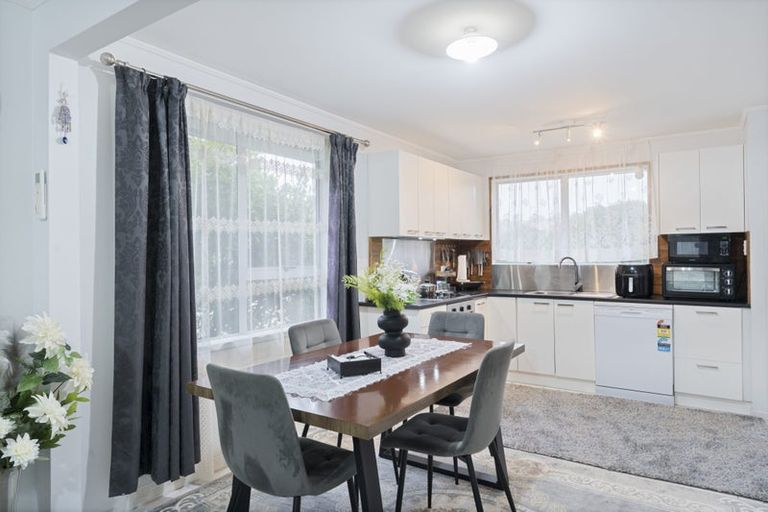 Photo of property in 69 Kemp Road, Massey, Auckland, 0614