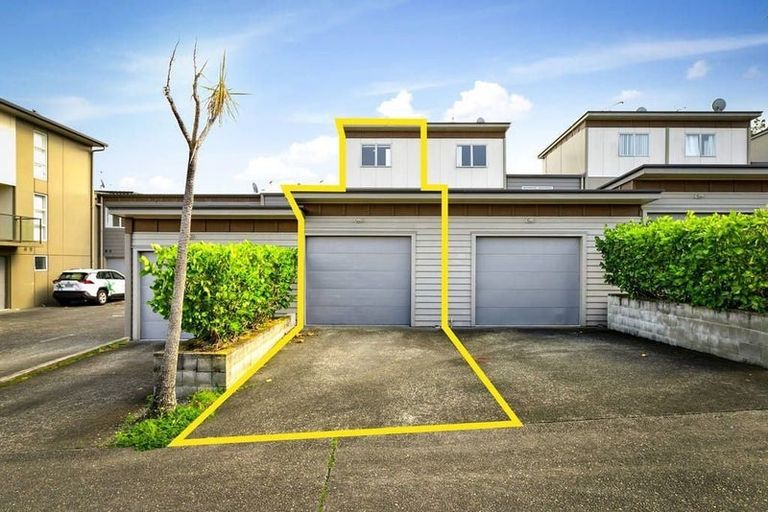 Photo of property in 6/1 Gracechurch Drive, Flat Bush, Auckland, 2016