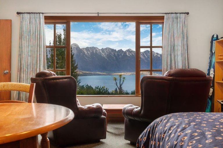 Photo of property in 8 Aspen Grove, Fernhill, Queenstown, 9300
