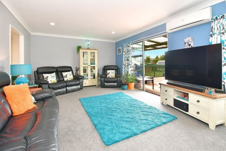 Photo of property in 11 Cabeleigh Drive, Helensville, 0800