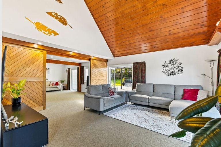 Photo of property in 15a Whangaparaoa Road, Red Beach, 0932