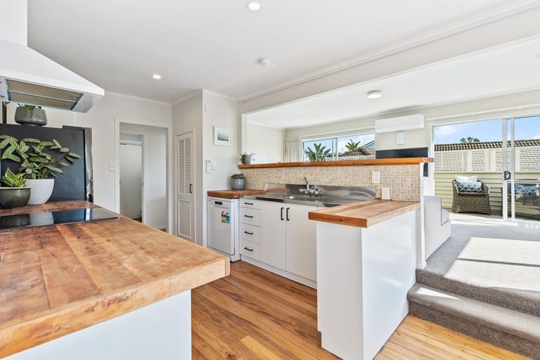 Photo of property in 12 Renata Crescent, Te Atatu Peninsula, Auckland, 0610