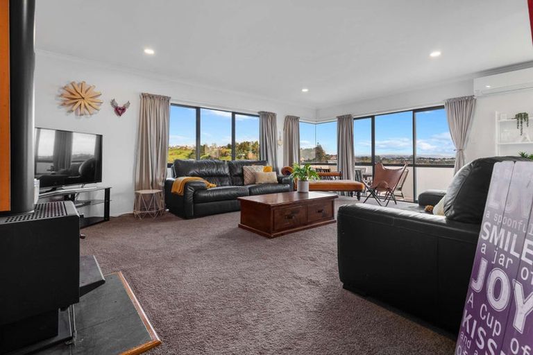 Photo of property in 17 Downing Place, Welcome Bay, Tauranga, 3112