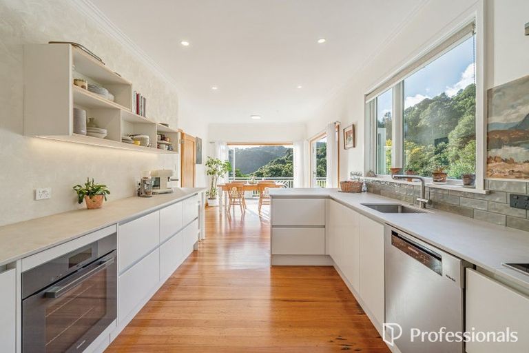 Photo of property in 31 Walter Road, Lowry Bay, Lower Hutt, 5013