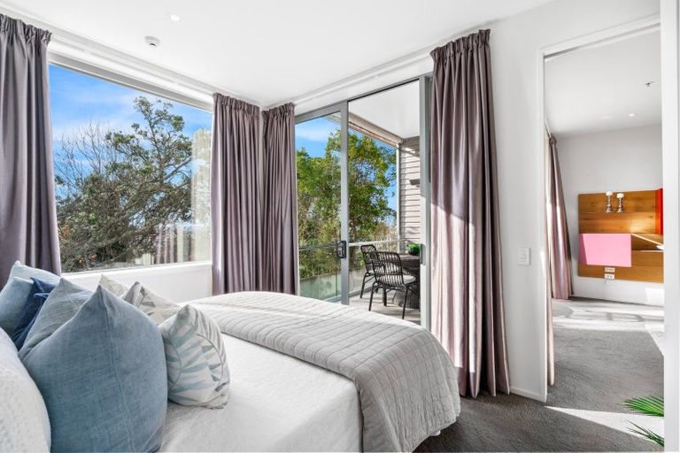 Photo of property in 6/585g Beach Road, Rothesay Bay, Auckland, 0630